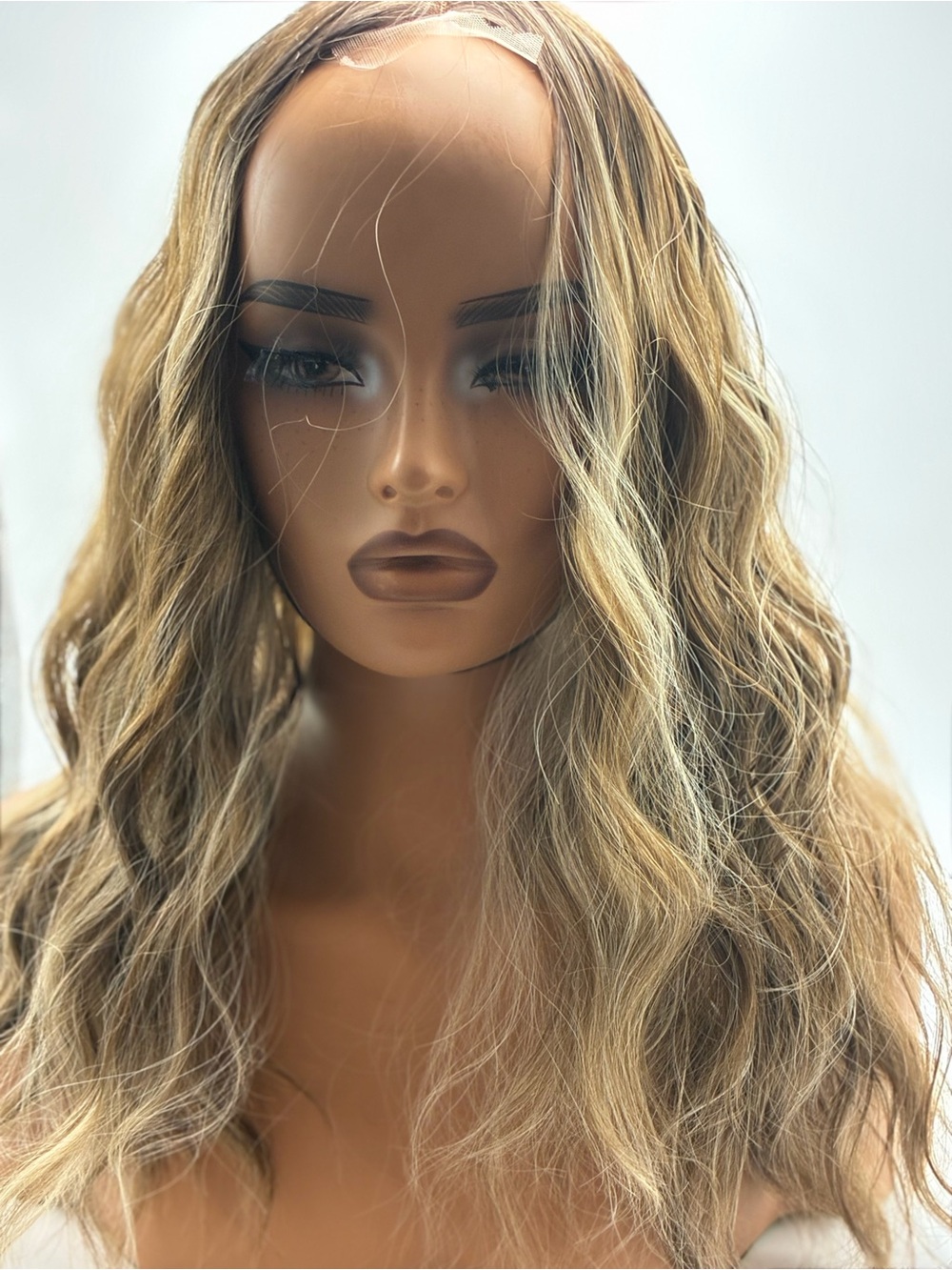 Light Brown Blonde Wavy Women's Wig - Stylish Natural Look.synthetic